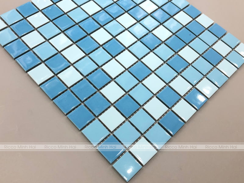 Gạch mosaic gốm sứ là sự kết hợp tinh tế của các viên gốm nhỏ, tạo ra các mẫu hoa văn sắc nét và lấp lánh, làm tôn lên vẻ đẹp độc đáo cho không gian trang trí.