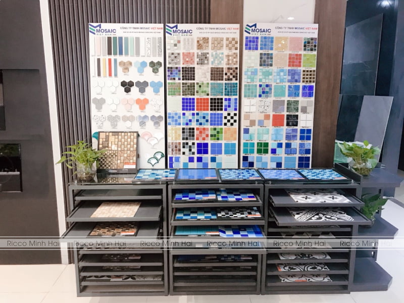 Tại showroom Minh Hải Plaza trưng bày nhiều mẫu gạch mosaic cho khách hàng lựa chọn